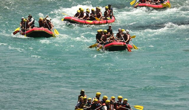 Rafting öğrencilerin yaz mesaisi oldu