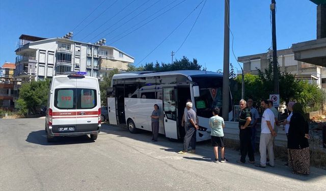 Serik’te direğe çarpan midibüsün sürücüsü ağır yaralı