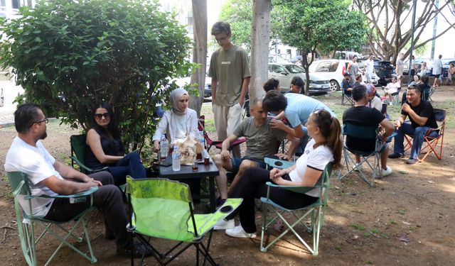 Antalya’da LGS heyecanı: Aileler okul önlerinde bekledi