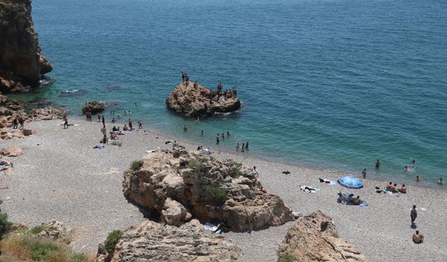 Antalya’da sıcak hava sahilleri doldurdu