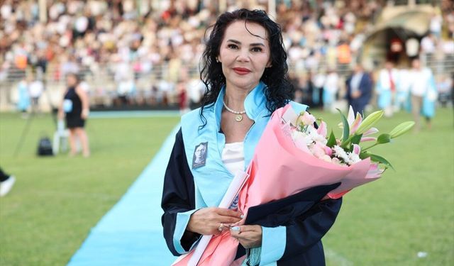 50 yaşında mezun oldu, kızının zaferiyle sevindi