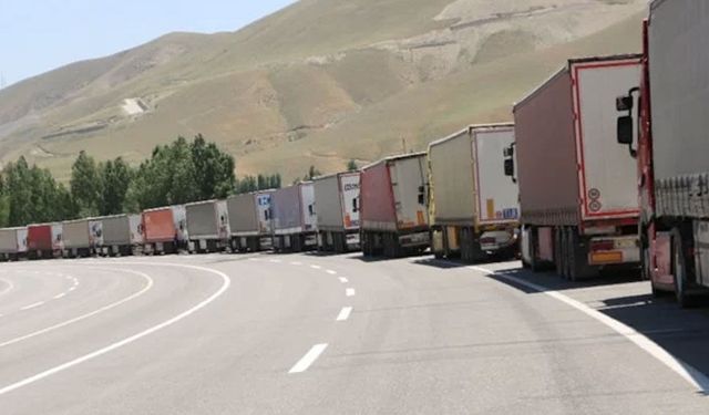 Esendere Sınır Kapısı’nda 12 kilometrelik TIR kuyruğu