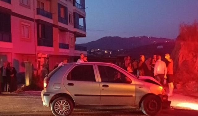 Alanya’da otomobil ile kamyonet çarpıştı