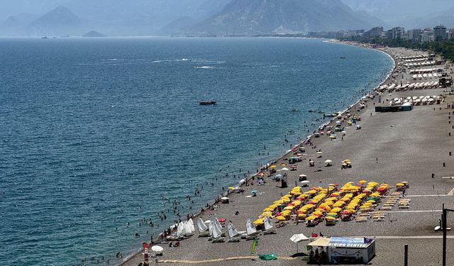 Antalya’da 38 dereceyi gören sıcaklık sahilleri doldurdu