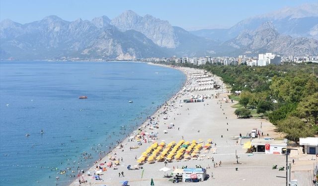 Antalya’da sıcak hava sahilleri doldurdu