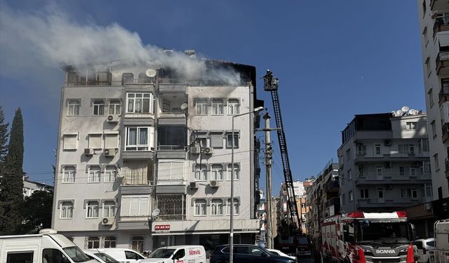 Antalya’da teras katı yangınında mahsur kalan 2 kişi kurtarıldı