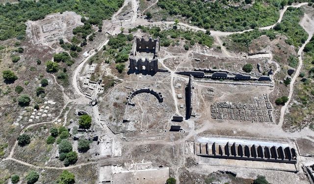 Aspendos’ta 2 bin yıllık tiyatro caddesi ortaya çıkarıldı