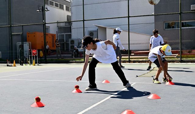 Muratpaşa’da çocuklara ücretsiz tenis eğitimi sürüyor