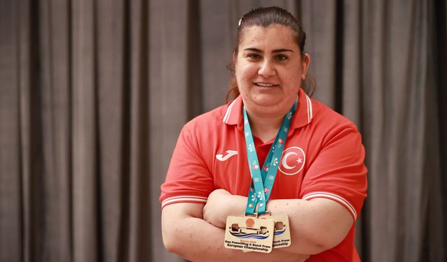 Sakatlıktan döndü, 4 dünya rekoru kırdı