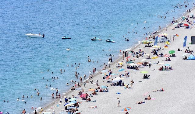 Sıcak hava Konyaaltı Sahili’ni doldurdu