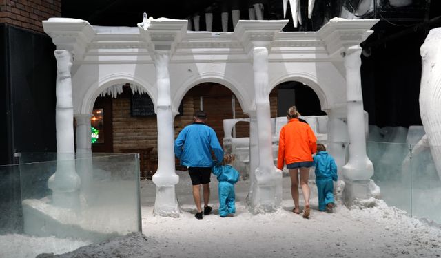 Antalya’da 44 derece sıcakta kar odasına yoğun ilgi