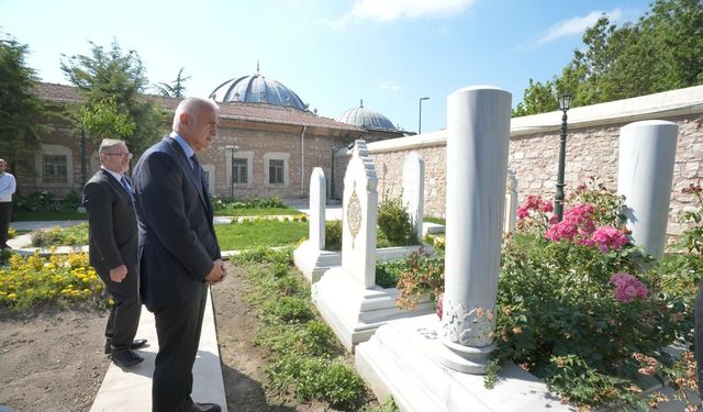 Ersoy, Fatih Külliyesi Haziresi’ni ziyaret etti