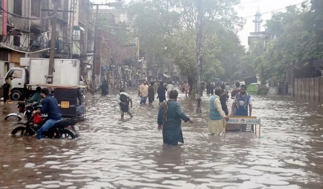 Pakistan’da şiddetli yağışlarda can kaybı 37’ye yükseldi