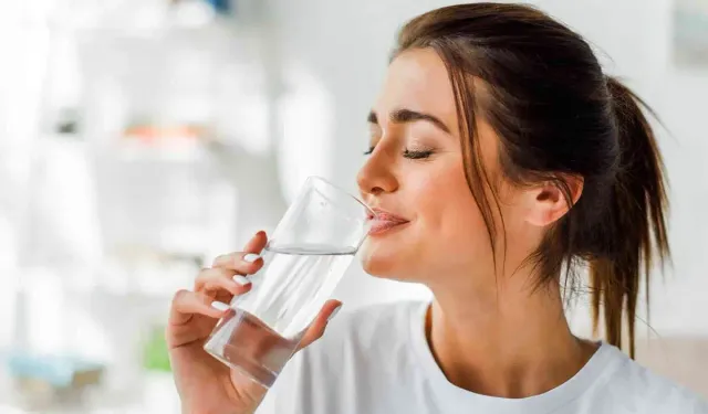 Günde ne kadar su içmeli? '2 litre' kuralı doğru mu?