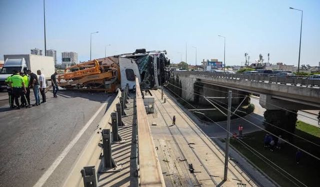 Antalya’da beton pompası kamyonu üst geçitte asılı kaldı