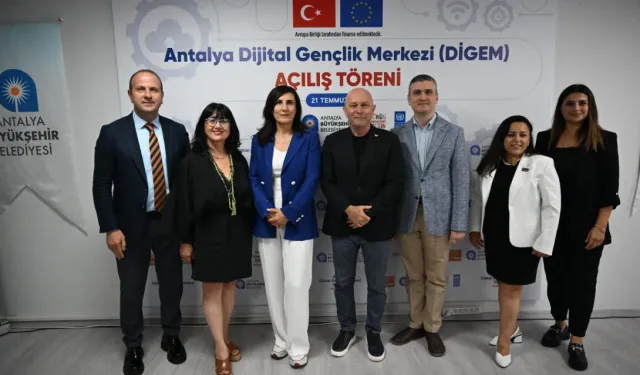 Antalya’da Dijital Gençlik Merkezi hizmete açıldı