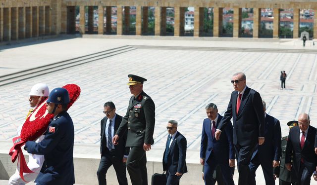 Cumhurbaşkanı Erdoğan ve YAŞ üyeleri Anıtkabir’i ziyaret etti
