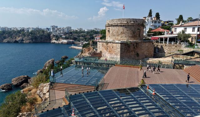 Hıdırlık Kulesi, tarihi kalıntılarıyla turistlerin gözdesi oldu