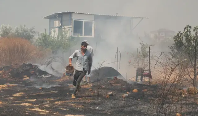 Evinin yandığını sanıp gözyaşı döken kadını komşuları teselli etti