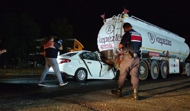 Antalya'da tıra çarpan otomobilin sürücüsü yaşamını yitirdi