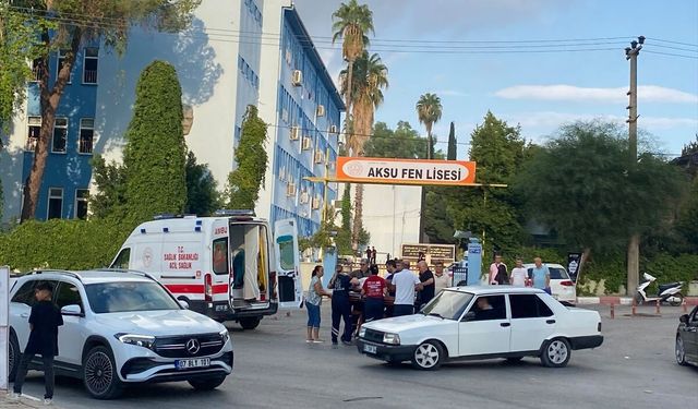 Antalya'da trafik kazasında yaralanan genç kıza ilk müdahaleyi Rektör Özkan yaptı