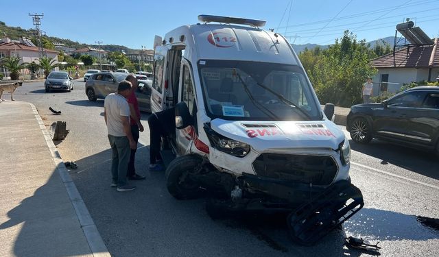 Kaş’ta ambulans ile otomobil çarpıştı: 4 yaralı