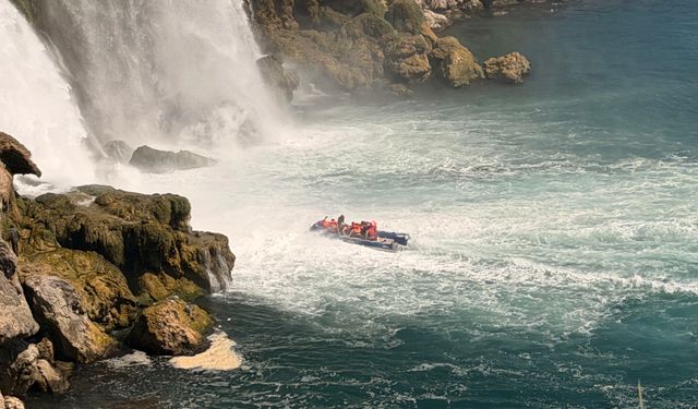 Düden Şelalesi’nde turistlere adrenalin yaşatan tekne turu