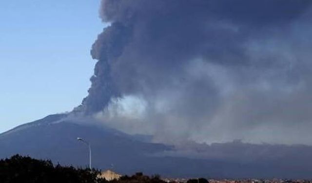 Etna Yanardağı kül püskürttü, Katanya Havalimanı kapatıldı