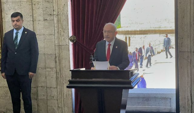 Kılıçdaroğlu, CHP'nin 103'üncü kuruluş yıl dönümünde Anıtkabir'i ziyaret etti