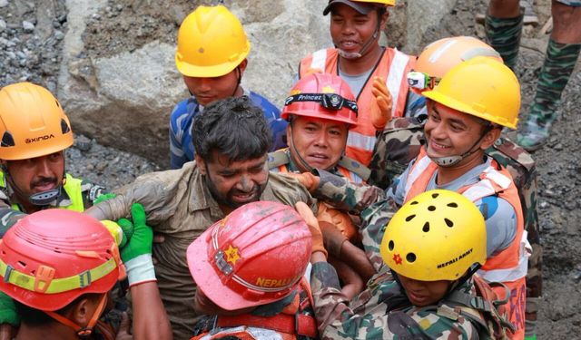 Nepal’de 2 işçi sel sonrası 9 gün sonra kurtarıldı