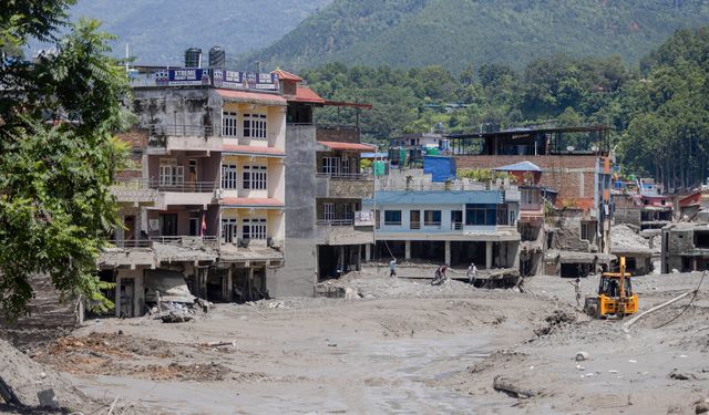 Nepal’deki selde can kaybı 1290’a yükseldi
