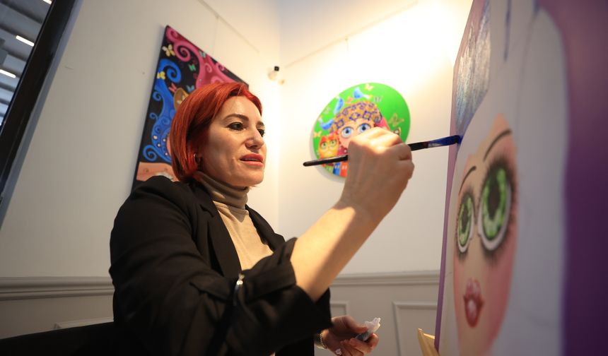 Kadın Figürlerini Doğa ve Anadolu Motifleriyle Tuvale Taşıyor