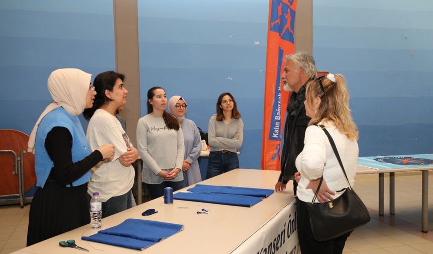Antalya'da "Haydi Bir Dikiş de Sen At" Etkinliğiyle Kolon Kanserine Dikkati Çektiler