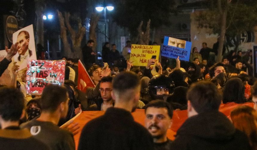 Antalya'da Bir Gösterici, Polisten Aldığı Megafonla 'Sükunet' Uyarısı Yaptı