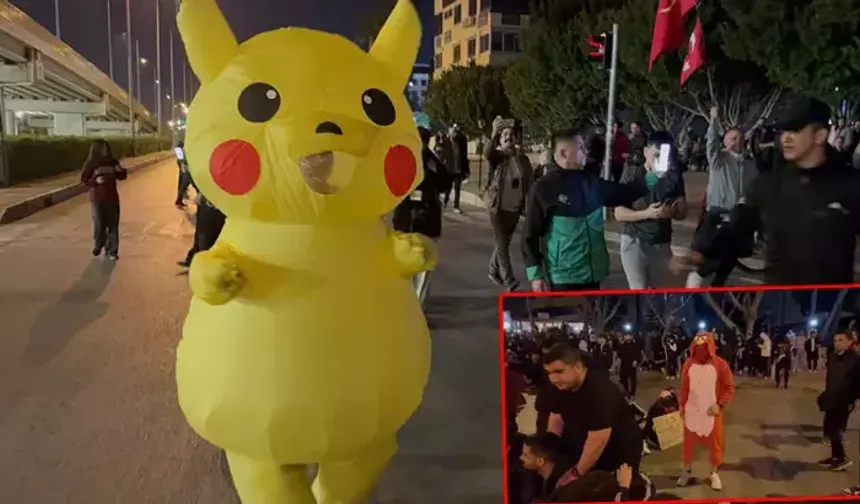 Antalya'da 'İmamoğlu' Protestolarında 'Pikachu' ve 'Angry Birds' Kostümlü 2 Gösterici Dikkat Çekti
