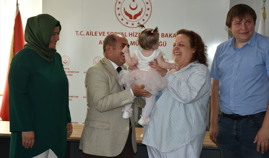 Antalya Havalimanı'nda tuvalette bulunan bebek, Rus yetkililere teslim edildi
