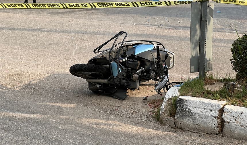 Antalya'da otomobille çarpışan motosikletteki 2 kişi ağır yaralandı