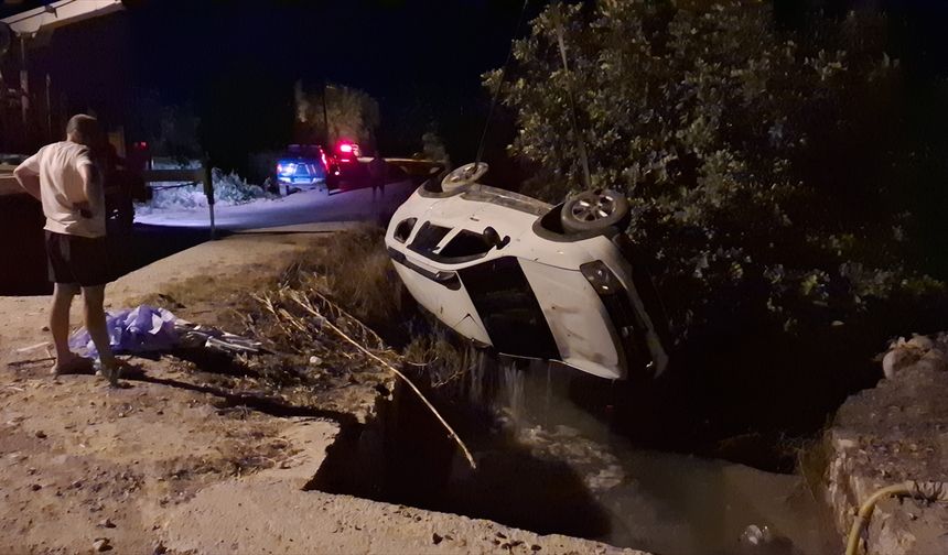 Antalya'da sulama kanalına devrilen otomobildeki 2 kişi hayatını kaybetti