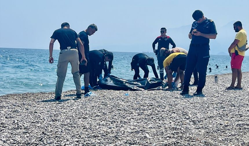 Antalya Konyaaltı Sahili’nde erkek cesedi bulundu