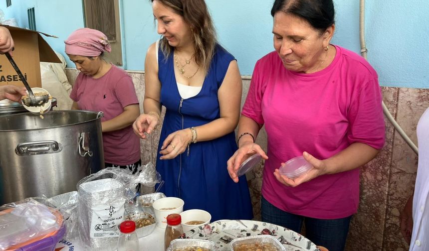 Antalya’da imece usulü aşure dağıtımı yapıldı