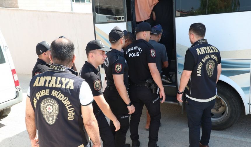 Antalya’da kesinleşmiş hapis cezası bulunan 30 kişi yakalandı