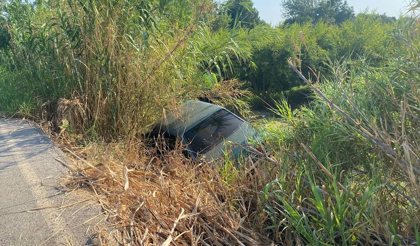 Antalya’da şarampole devrilen araçta anne ve kızı yaralandı