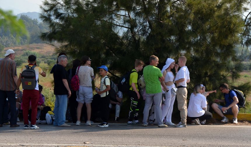 34 turistin bulunduğu otobüs köprüden düşmekten kurtuldu