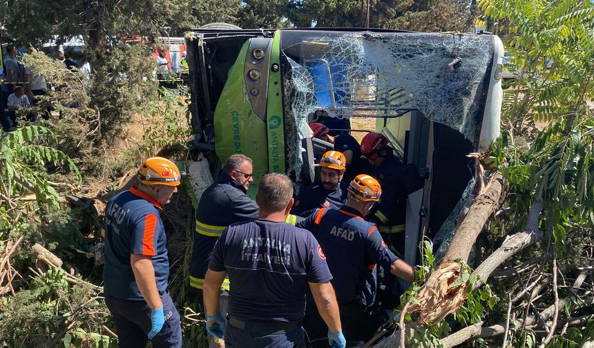 Antalya’da devrilen otobüsün sürücüsü hayatını kaybetti