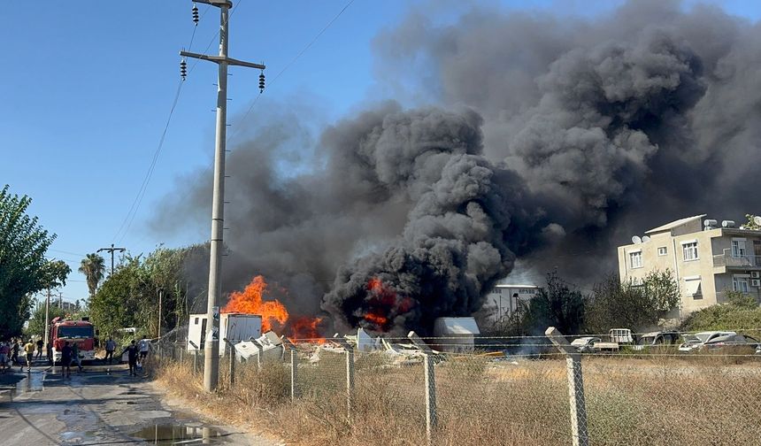 Antalya’da hurda araç deposunda çıkan yangın söndürüldü
