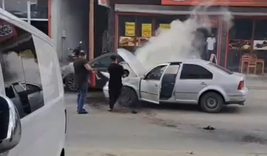 Otomobilde Çıkan Yangını Esnaf Söndürdü