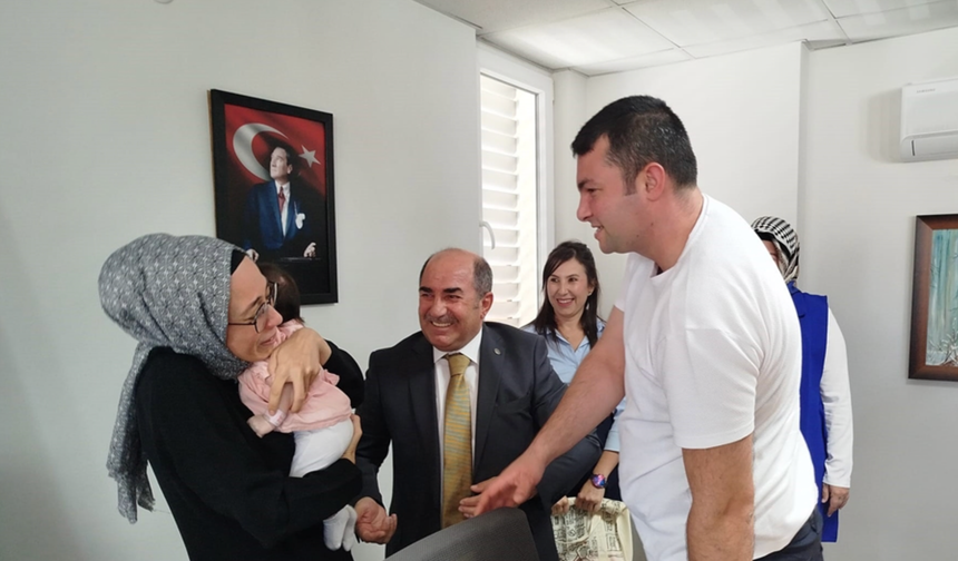 Antalya’da Begüm bebek, koruyucu ailesiyle buluştu