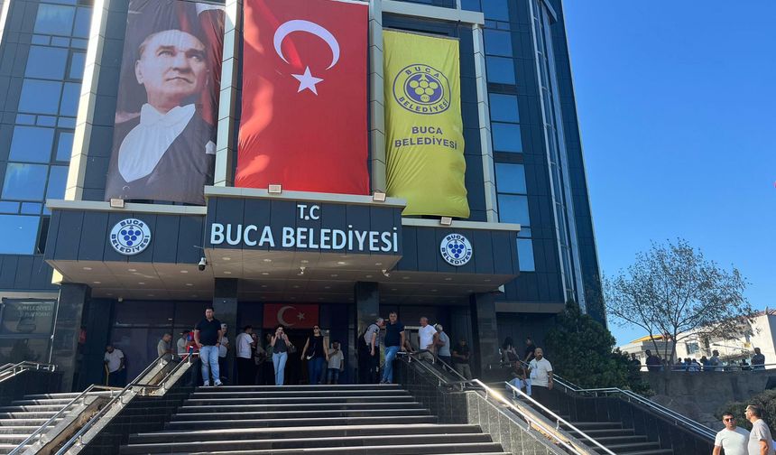 Buca Belediyesi’nde maaş alamayan işçiler binayı işgal etti