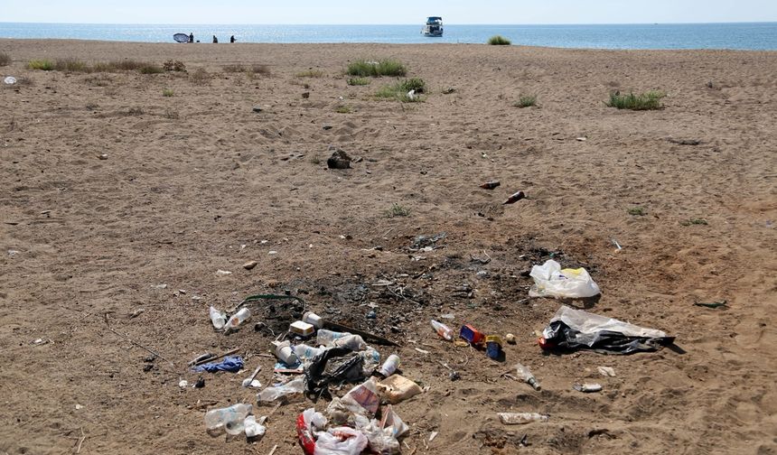 Kumköy sahilinde caretta yuvalarında çöp kirliliği