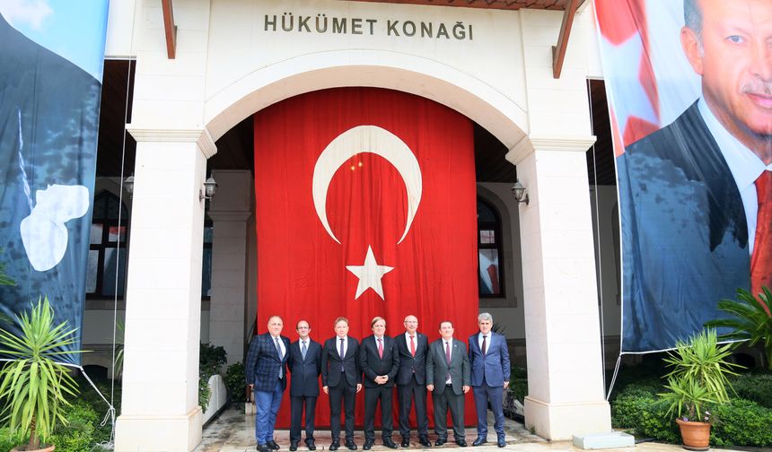 Antalya Valiliği Cumhuriyet'i asırlık bayrakla kutladı